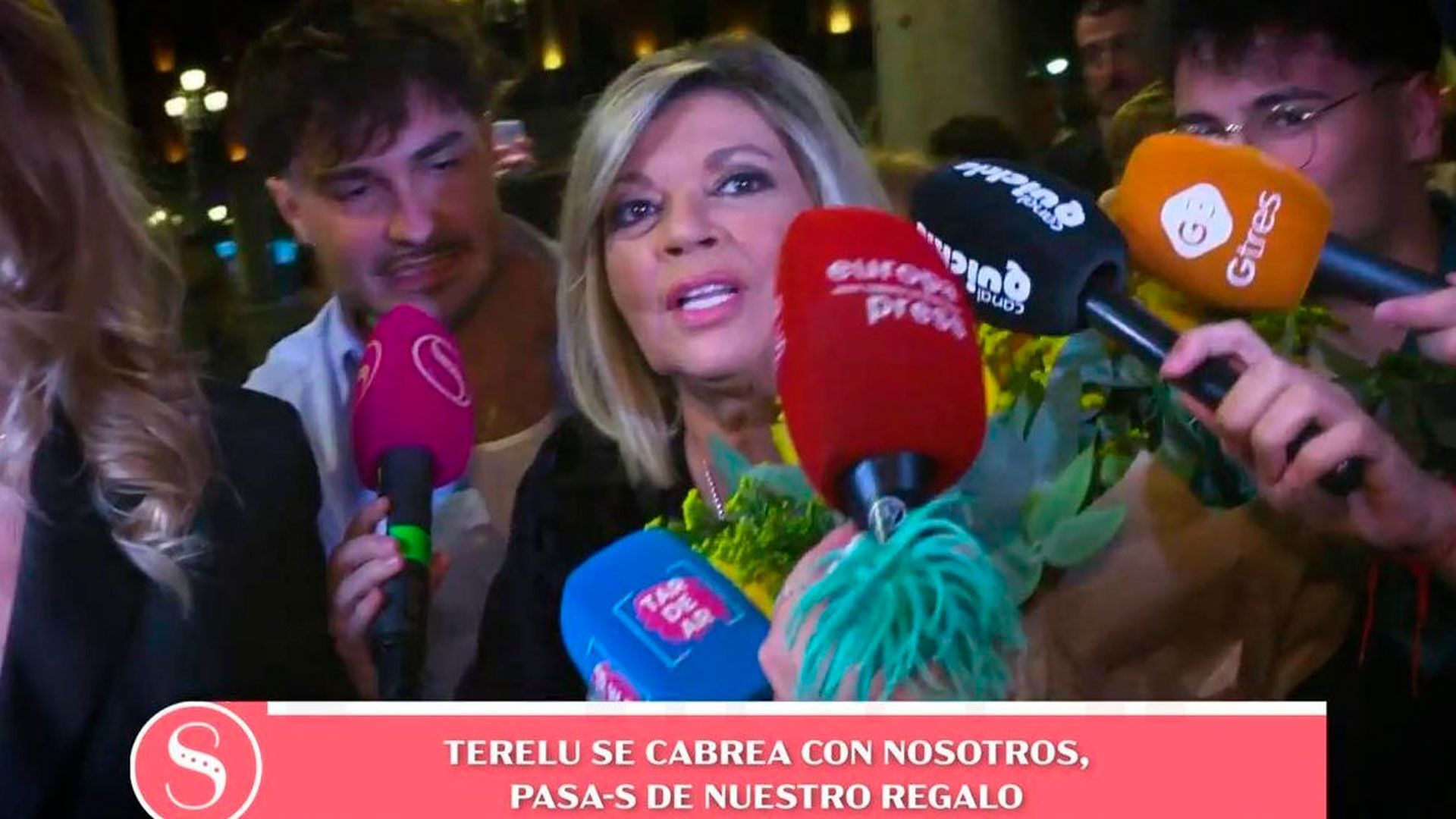 Top Vídeos El enfado de Terelu tras el estreno de su obra de teatro al recibir un regalo que no esperaba: 