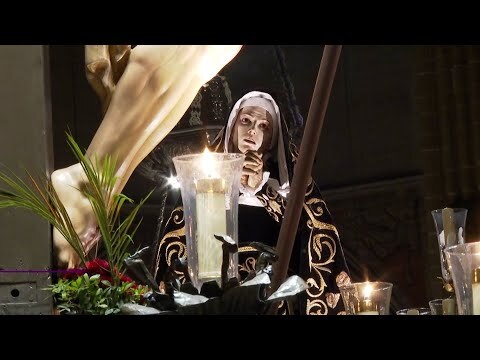 La procesión del Santo Entierro se resguarda ante la lluvia