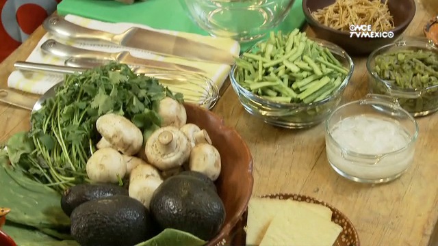 Chile Mulato Relleno De Quesos En Salsa De Tomatillo