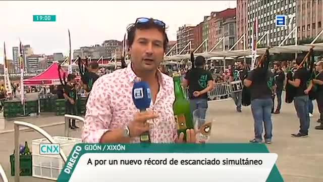 Récord simultáneo de escanciado en Gijón (Viernes, 26-08-2016)