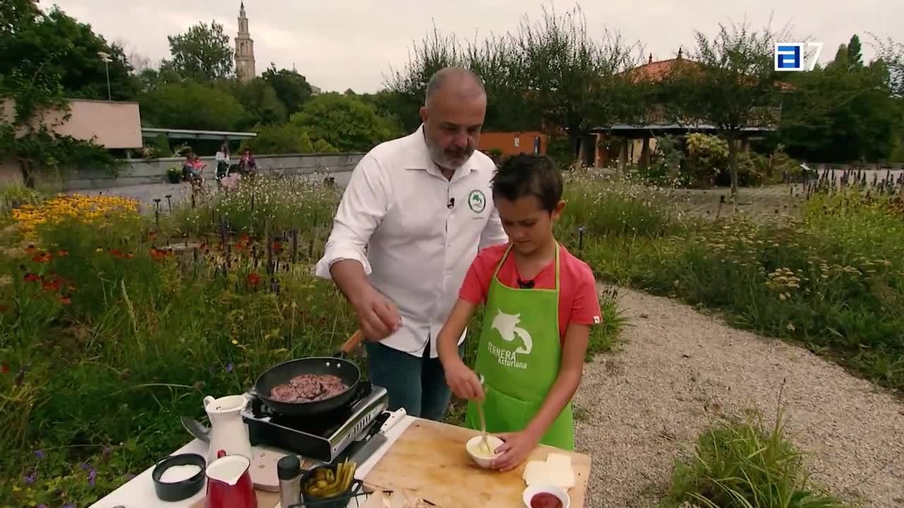 Izan cocina una hamburguesa con pan de sándwich (Viernes, 09-09-2022)