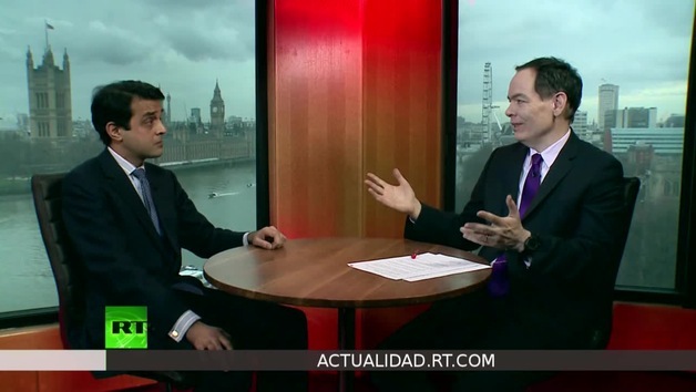 2013-02-12 - Keiser Report en español. Los kamikazes de las divisas (E405)