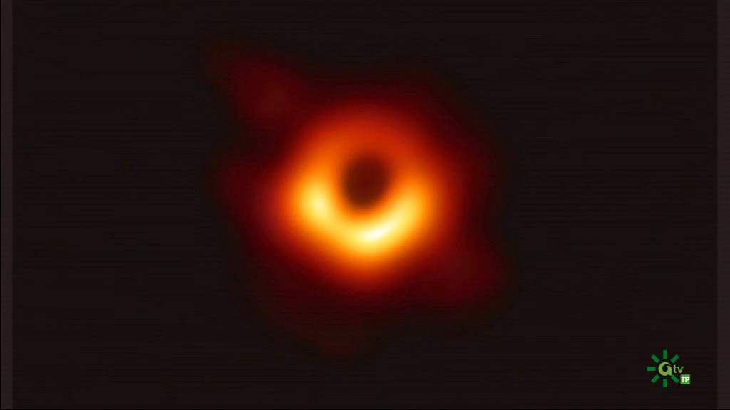 Primera imagen de un agujero negro (22/04/2019)