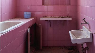Los lugares abandonados fotografiados por Laura Tomé; la lista musical de Martín Milone; y el Cine Embajadores