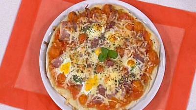 Pizza a los cuatro quesos con huevos de codorniz