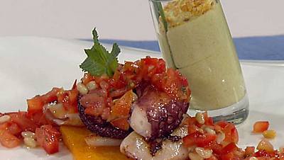 Pulpo y chipirones con espuma de aguacate