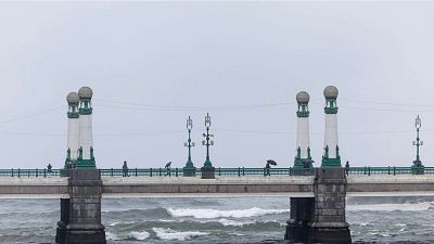 Bajan temperaturas, nubes y lluvias en el norte y fuertes vientos en el este y Canarias