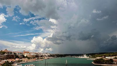 Chubascos y tormentas localmente fuertes y persistentes en el sudeste peninsular y Melilla