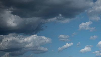 Cielo nuboso o cubierto con probables precipitaciones en Galicia, Cantábrico occidental, y noroeste de Castilla y León