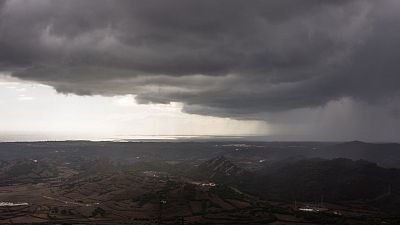 En Menorca, chubascos localmente fuertes y persistentes y viento fuerte a muy fuerte