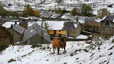 Hoy, situación anticiclónica en Península y Baleares, con nieve en Pirineos y más frío