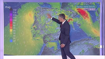 Intervalos de viento fuerte en el litoral noroeste de Galicia, el valle del Ebro y áreas próximas, Ampurdán y Canarias