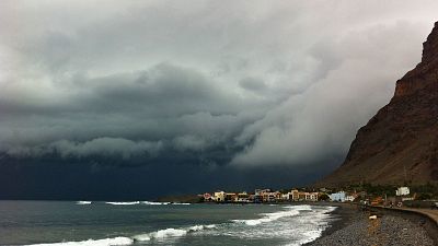 Lluvia fuerte en Canarias y temperaturas en ascenso en la península