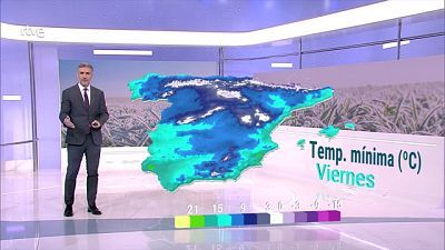 Nevadas en el entorno del Cantábrico oriental y norte del sistema Ibérico. Heladas generalizadas en el interior peninsular