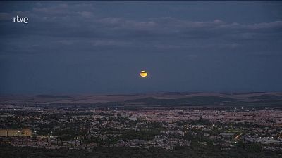 Posibilidad de algún chubasco o tormenta localmente fuerte de madrugada en el litoral de Cataluña