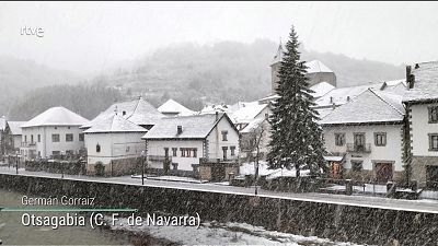 Precipitaciones localmente fuertes o persistentes en el Cantábrico, alto Ebro, Pirineos e Ibérica norte. Cota de nieve entre 500/1200 m en la Península