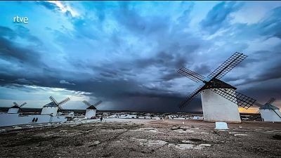 Probabilidad de chubascos y tormentas localmente fuertes en buena parte del interior peninsular