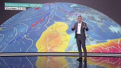 Viento fuerte de levante, con rachas muy fuertes, en el Estrecho e intervalos de fuerte en el litoral del este de Andalucía y en las islas orientales de Canarias