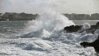Viento fuerte en el Cantábrico oriental, Ampurdán, Baleares y Canarias