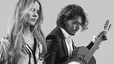 2014 - Países Bajos: The Common Linnets canta 