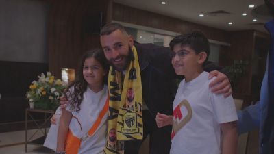 El baño de masas de Karim Benzema en su llegada al Al-Ittihad