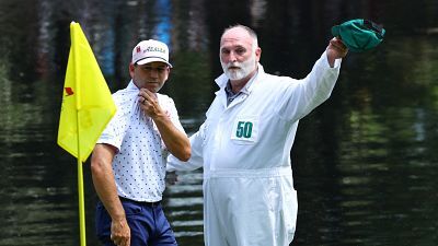 El chef José Andrés, caddie de Sergio García en los pares 3 de Augusta