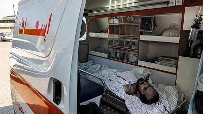 Decenas de ambulancias trasladan en el paso de Ráfah a extranjeros y palestinos heridos en Gaza