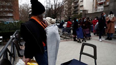 Se mantienen las colas del hambre en Madrid