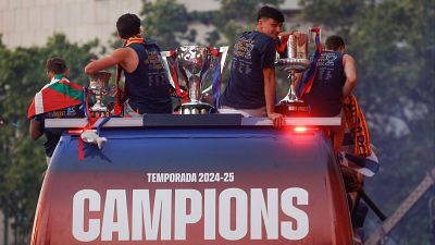 El FC Barcelona se da un baño de masas en la celebración de la 28º Liga.
