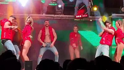 Vetan orquesta por ropa hipersexualizada