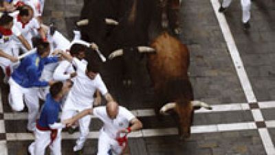 Quinto encierro de San Fermín 2016 muy rápido con los toros de Jandilla muy agrupados