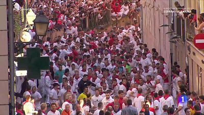 Sexto encierro de San Fermín a cámara lenta: carreras vertiginosas y momentos de peligro