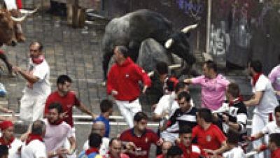 Tercer encierro de San Fermín 2016 lento y peligroso con un toro vuelto a los corrales