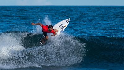 Vicente Romero y Aritz Aramburu pasan a la segunda ronda del Mundial de Surf de Japón