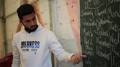 El maestro que imparte clases improvisadas en su tienda para los niños en Gaza