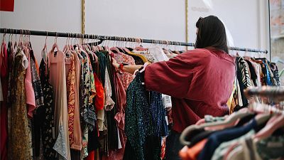 La compraventa de ropa de segunda mano está en auge y alcanza ventas multimillonarias