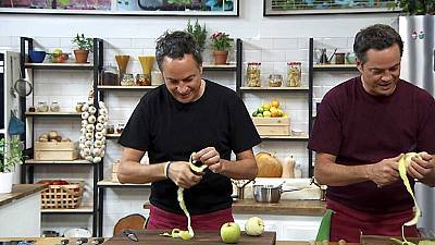 Brochetas de cordero. Manzanas con crema de naranja