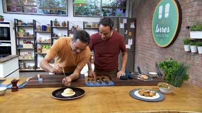 Croquetas de arroz y bombas con salsa de huevo