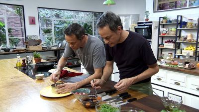 Ensalada de habas y salmón con berenjenas