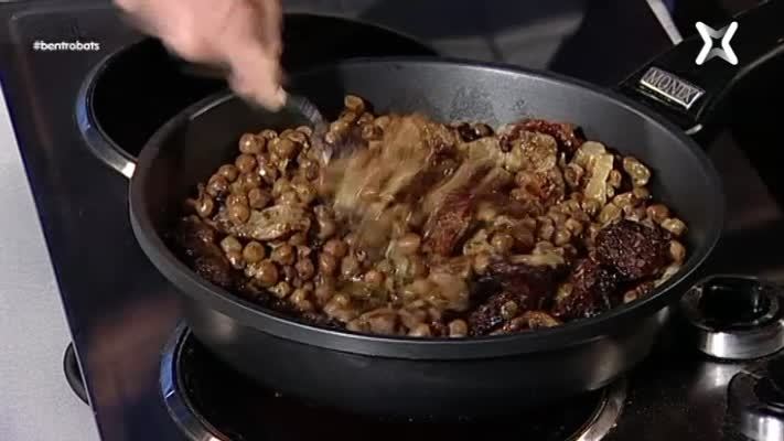 Pèsols negres amb cansalada