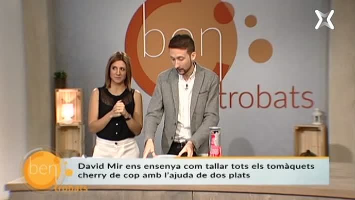 Tallar tomàquets amb dos plats